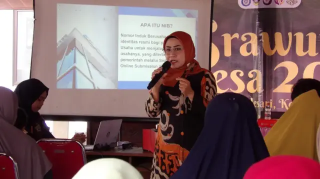 Ketua DPC PERADI Malang Raya, Naily Ariyani, S.H., M.H., memaparkan materi tentang Nomor Induk Berusaha (NIB) dalam sosialisasi Balesari Legal Care di Desa Balesari, Kecamatan Ngajum, Kabupaten Malang, Jumat (23/10/2026). (Dok. Pribadi)