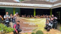Mahasiswa KKN UNS 264 bersama Ibu-ibu Dasa Wisma dan KWT Dusun Santen dalam kegiatan sosialisasi pengolahan kulit biji kakao menjadi produk teh herbal. (Dok Pribadi/Tim KKN 264 UNS Kelurahan Kasihan)