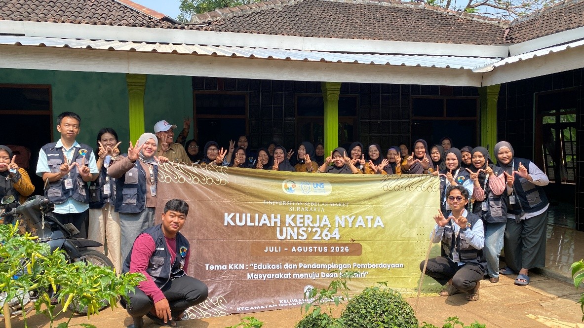 Mahasiswa KKN UNS 264 bersama Ibu-ibu Dasa Wisma dan KWT Dusun Santen dalam kegiatan sosialisasi pengolahan kulit biji kakao menjadi produk teh herbal. (Dok Pribadi/Tim KKN 264 UNS Kelurahan Kasihan)