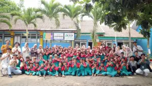 Mahasiswa Universitas Airlangga bersama siswa SDN 1 Balesari dalam kegiatan PIJAR Srawung Desa 2026 di Desa Balesari, Kecamatan Ngajum, Kabupaten Malang, Sabtu (24/10/2026). (Dok. Pribadi)