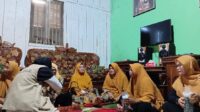 Praktik pembuatan hidroponik dari botol bekas bersama ibu-ibu PKK Desa Bandung pada Selasa (21/07/2026). (Dok. Pribadi/KKN Tematik Literasi 103 UNS) Praktik pembuatan hidroponik dari botol bekas bersama ibu-ibu PKK Desa Bandung pada Selasa (21/07/2026). (Dok. Pribadi/KKN Tematik Literasi 103 UNS)