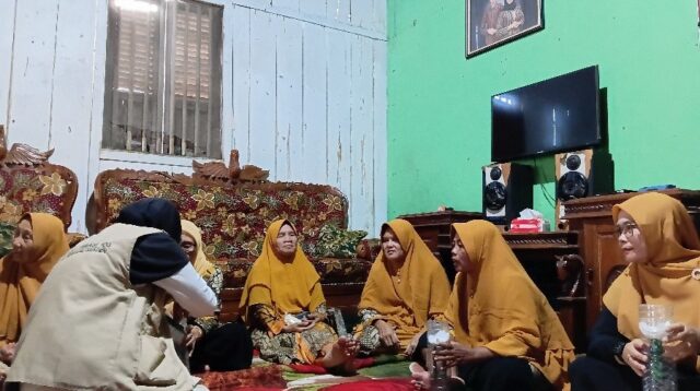 Praktik pembuatan hidroponik dari botol bekas bersama ibu-ibu PKK Desa Bandung pada Selasa (21/07/2026). (Dok. Pribadi/KKN Tematik Literasi 103 UNS)