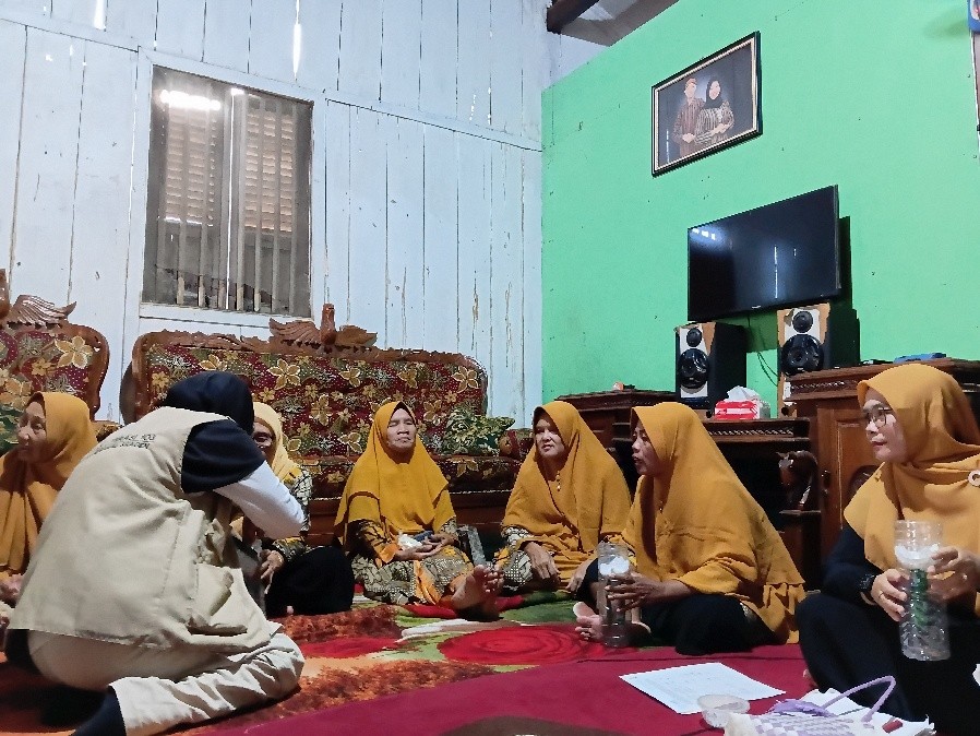Praktik pembuatan hidroponik dari botol bekas bersama ibu-ibu PKK Desa Bandung pada Selasa (21/07/2026). (Dok. Pribadi/KKN Tematik Literasi 103 UNS)