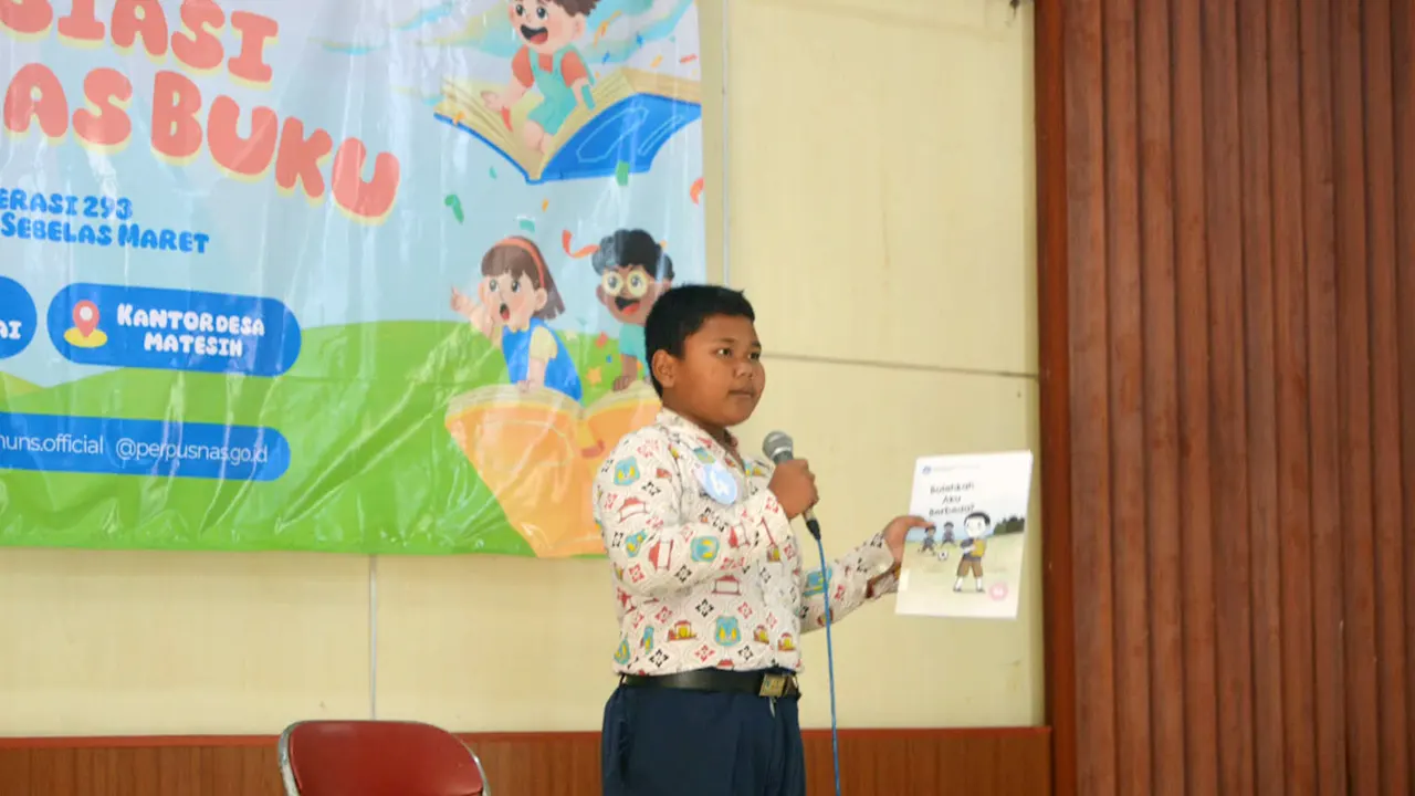 Salah satu peserta Lomba Apresiasi Mengulas Buku yang diselenggarakan KKN Tematik Literasi Kelompok 293 Universitas Sebelas Maret (UNS) di Aula Balai Desa Matesih, Kecamatan Matesih, Kabupaten Karanganyar, Rabu (12/8/2026). (Dok. Pribadi/ KKN 293 UNS)