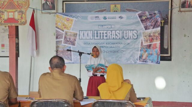 Siswa SD mengikuti Lomba Membaca Nyaring yang diselenggarakan KKN UNS Kelompok 90 di Balai Desa Tanggan, Kecamatan Gesi, Kabupaten Sragen. (Dok. Pribadi/Rosita)