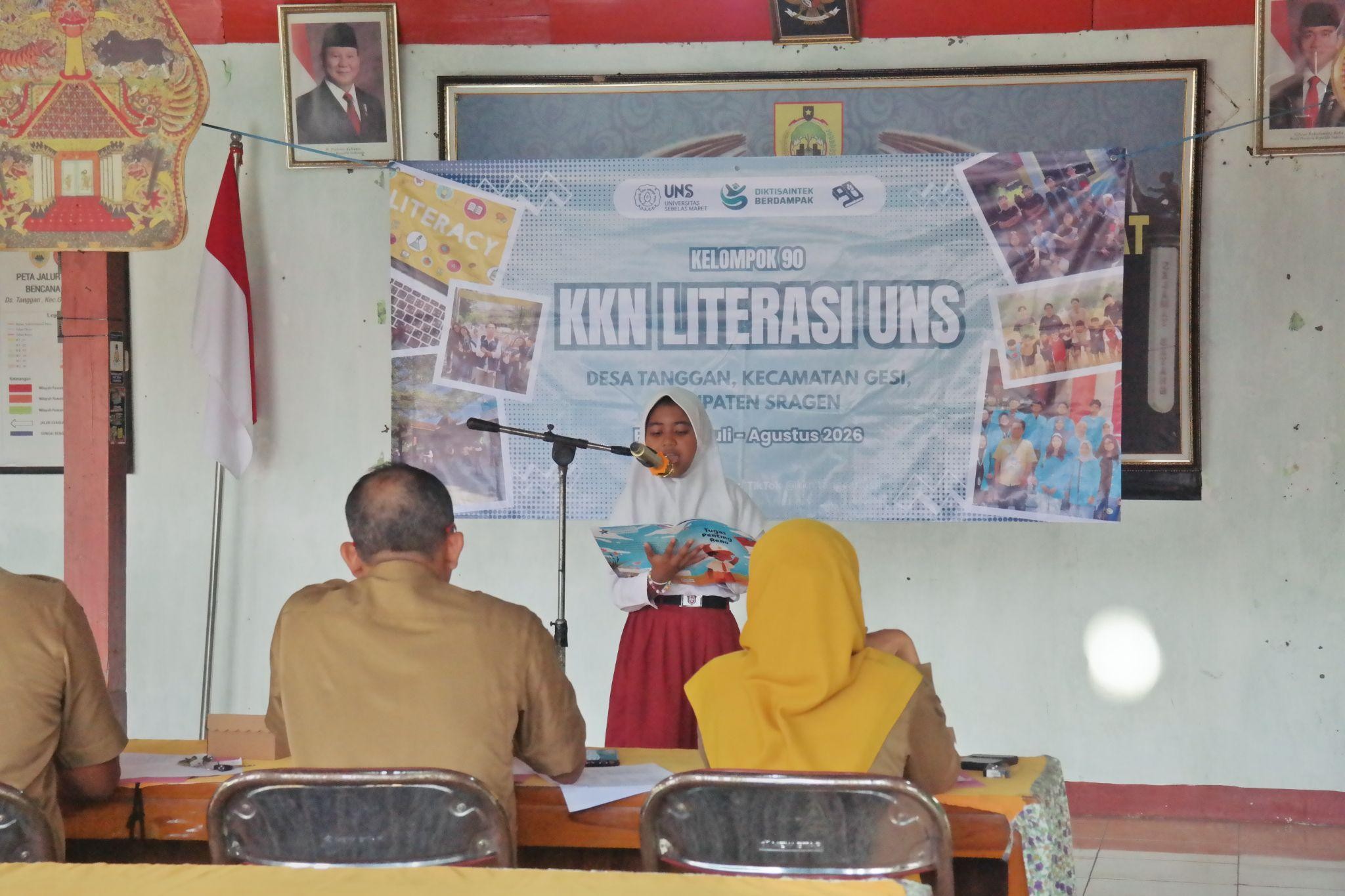 Siswa SD mengikuti Lomba Membaca Nyaring yang diselenggarakan KKN UNS Kelompok 90 di Balai Desa Tanggan, Kecamatan Gesi, Kabupaten Sragen. (Dok. Pribadi/Rosita)