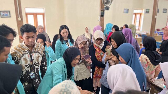 Antusiasme Kader PKK dan Posyandu saat sesi praktik pembuatan Mi Kelor (Dok. Pribadi/TIM KKN UNS 261)