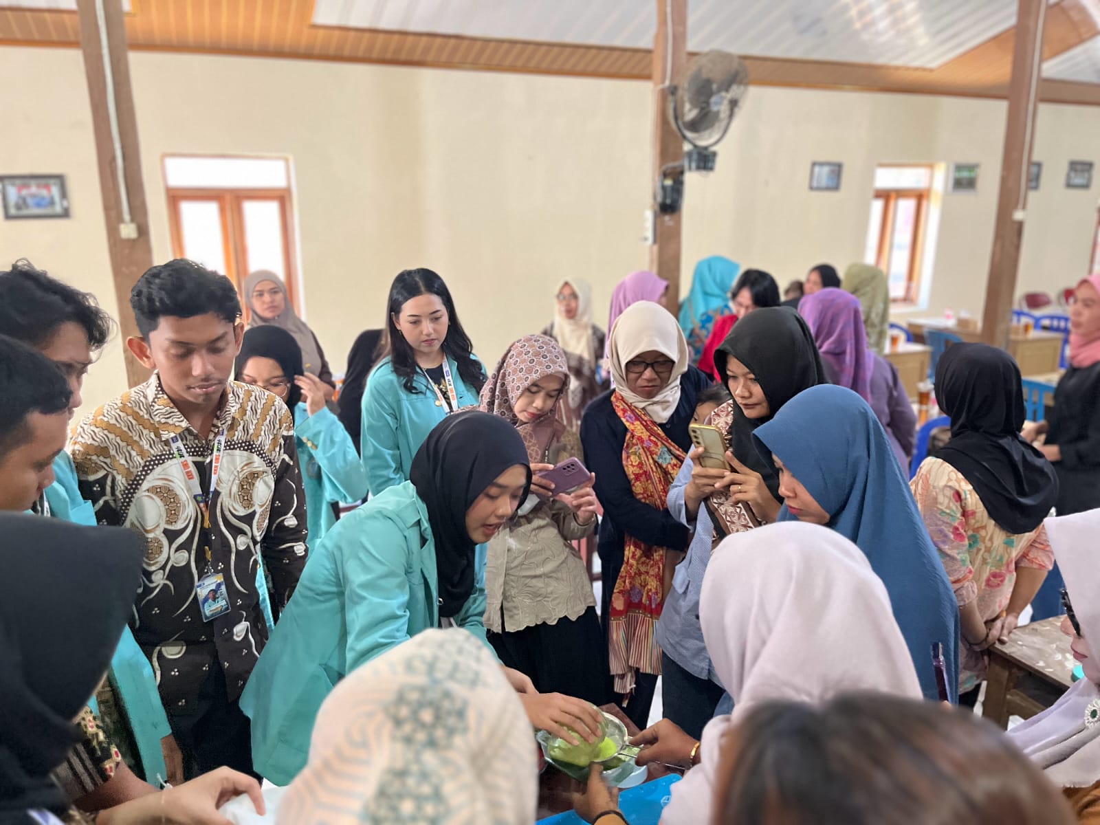 Antusiasme Kader PKK dan Posyandu saat sesi praktik pembuatan Mi Kelor (Dok. Pribadi/TIM KKN UNS 261)