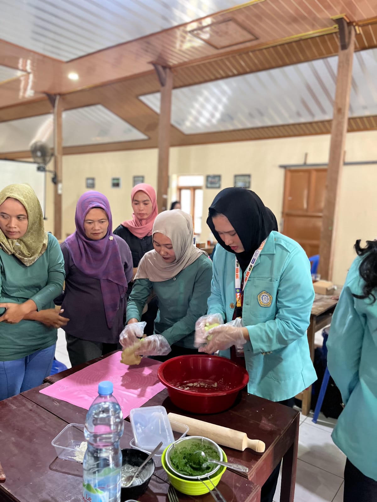 Antusiasme Kader PKK dan Posyandu saat sesi praktik pembuatan Mi Kelor (Dok. Pribadi/TIM KKN UNS 261)