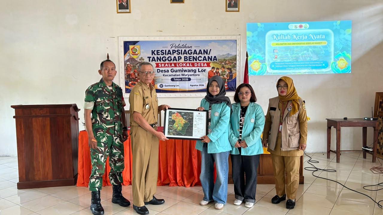 Penyerahan peta kepada Kepala Desa Gumiwang Lor, Suparman. (Dok. Pribadi/KKN 262 UNS)