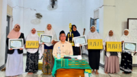 Para santri menunjukkan piagam penghargaan dan trofi usai pengumuman pemenang lomba kebersihan kamar di Pondok Pesantren Tebuireng Putri, Jombang, dalam rangka memperingati Hari Santri Nasional 2026. Kamar Nyai Khoiriyah 102 meraih juara pertama, disusul Nyai Khoiriyah 101 sebagai juara kedua dan Nyai Nafiqoh 203 di posisi ketiga. (Dok. Ustadzah Wirda Arwana)