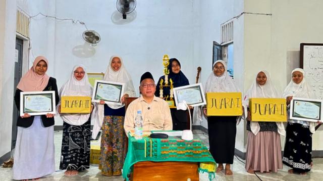 Para santri menunjukkan piagam penghargaan dan trofi usai pengumuman pemenang lomba kebersihan kamar di Pondok Pesantren Tebuireng Putri, Jombang, dalam rangka memperingati Hari Santri Nasional 2026. Kamar Nyai Khoiriyah 102 meraih juara pertama, disusul Nyai Khoiriyah 101 sebagai juara kedua dan Nyai Nafiqoh 203 di posisi ketiga. (Dok. Ustadzah Wirda Arwana)