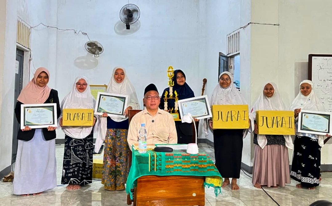 Para santri menunjukkan piagam penghargaan dan trofi usai pengumuman pemenang lomba kebersihan kamar di Pondok Pesantren Tebuireng Putri, Jombang, dalam rangka memperingati Hari Santri Nasional 2026. Kamar Nyai Khoiriyah 102 meraih juara pertama, disusul Nyai Khoiriyah 101 sebagai juara kedua dan Nyai Nafiqoh 203 di posisi ketiga. (Dok. Ustadzah Wirda Arwana)