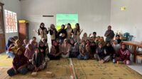 Mahasiswa KKN UNS bersama masyarakat Desa Musuk dalam kegiatan program EcoFarm untuk mendorong pengelolaan sampah organik rumah tangga. (Dok Pribadi/Tim KKN 302 UNS Desa Musuk)