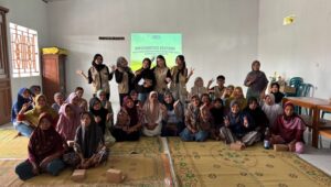Mahasiswa KKN UNS bersama masyarakat Desa Musuk dalam kegiatan program EcoFarm untuk mendorong pengelolaan sampah organik rumah tangga. (Dok Pribadi/Tim KKN 302 UNS Desa Musuk)